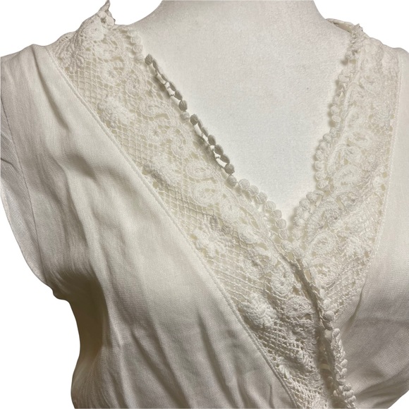 Lulu’s white top - Picture 3 of 5